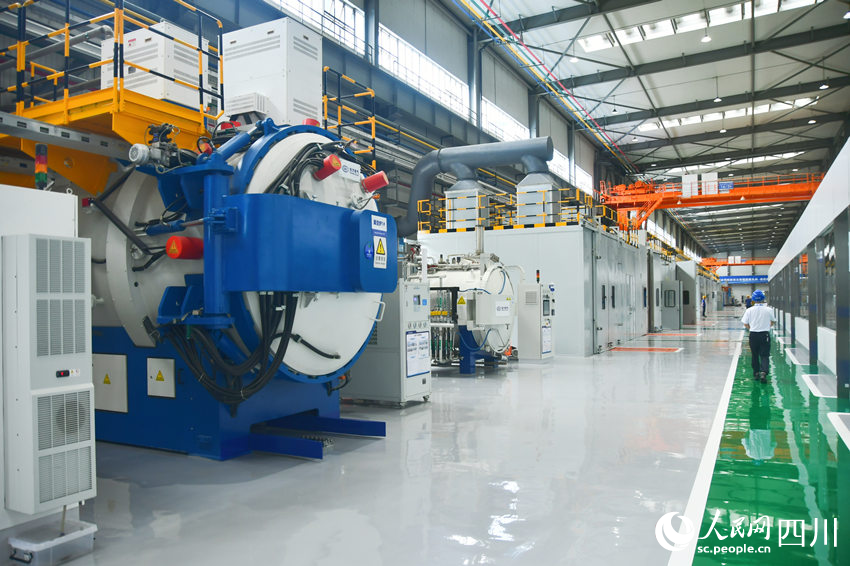 国内首个燃机智慧制造基地高温透平叶片喷涂数字化产线。人民网 赵祖乐摄