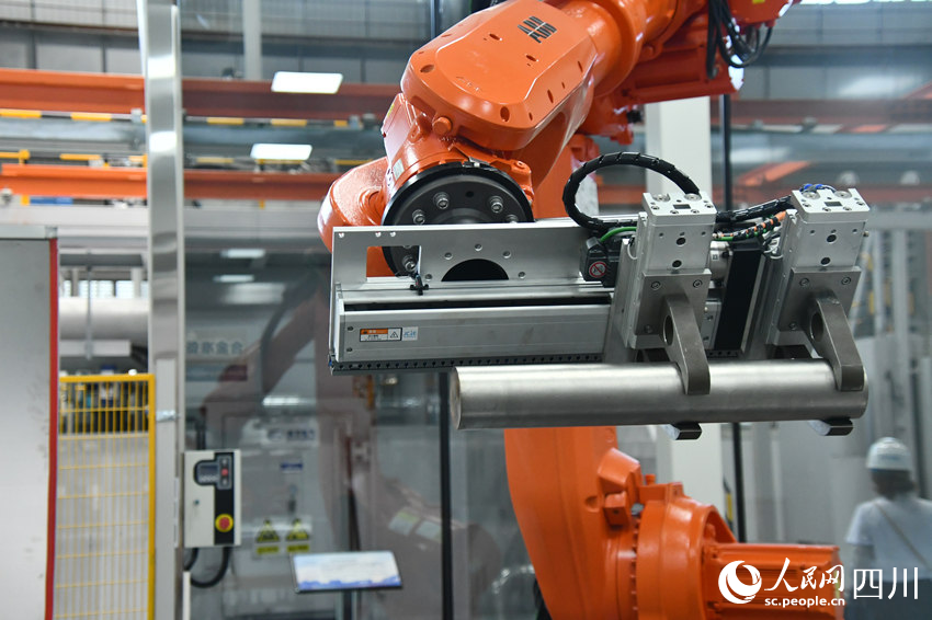 国内首个燃机智慧制造基地高温透平叶片精铸数字化产线。人民网 赵祖乐摄