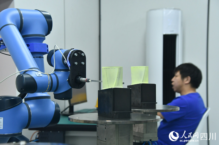 国内首个燃机智慧制造基地高温透平叶片精铸数字化产线。人民网 赵祖乐摄