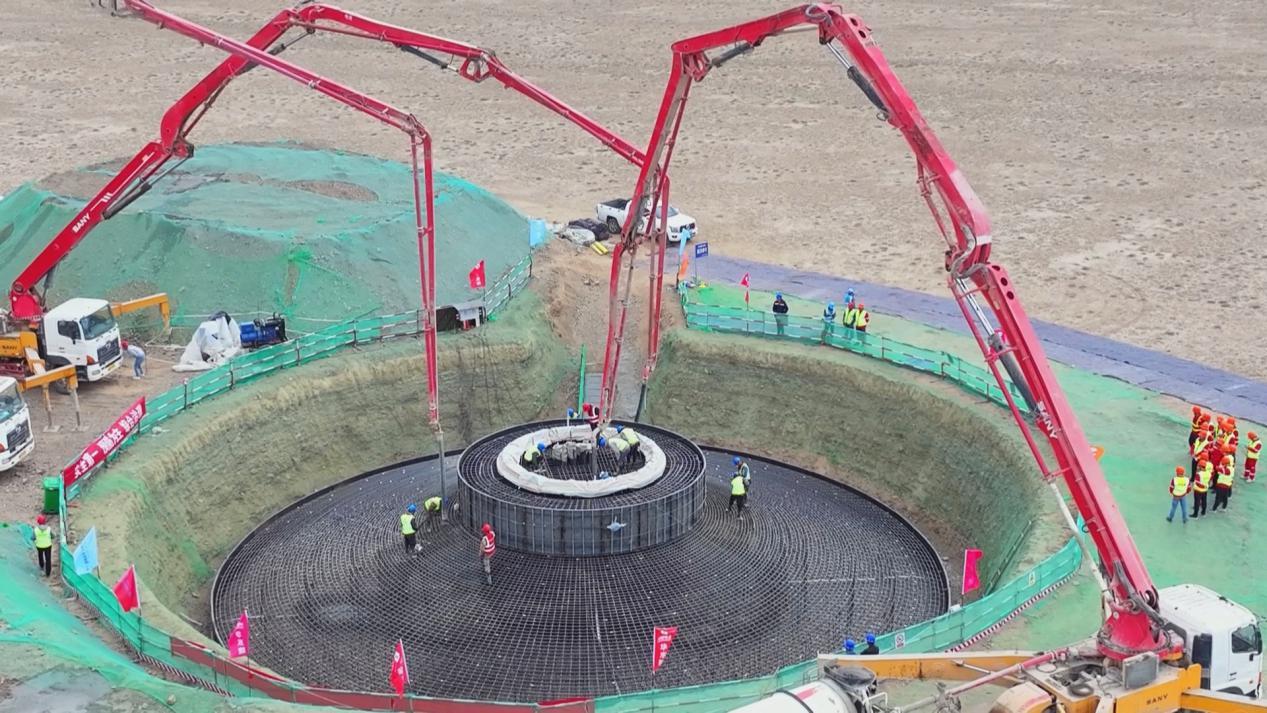 图为LETOU电气木垒100万千瓦风电项目正在进行设备基础混凝土浇筑工作