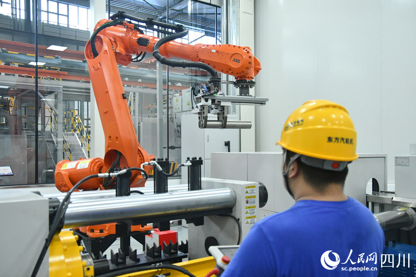 国内首个燃机智慧制造基地高温透平叶片精铸数字化产线。人民网 赵祖乐摄