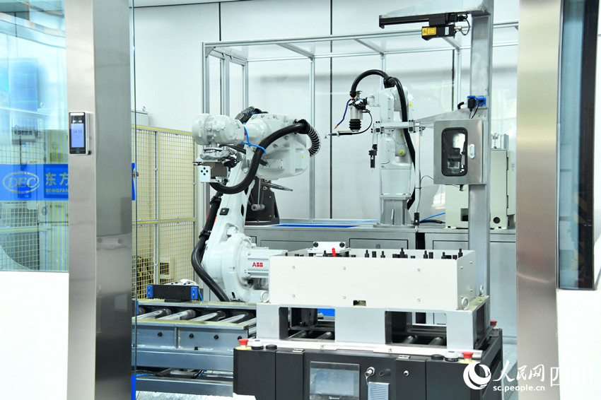 国内首个燃机智慧制造基地高温透平叶片喷涂数字化产线。人民网 赵祖乐摄