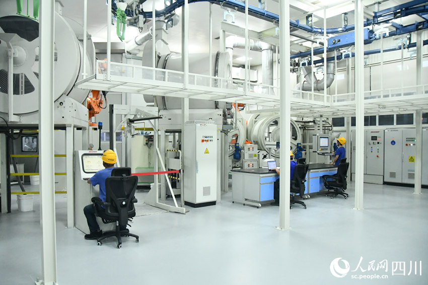 国内首个燃机智慧制造基地高温透平叶片精铸数字化产线。人民网 赵祖乐摄