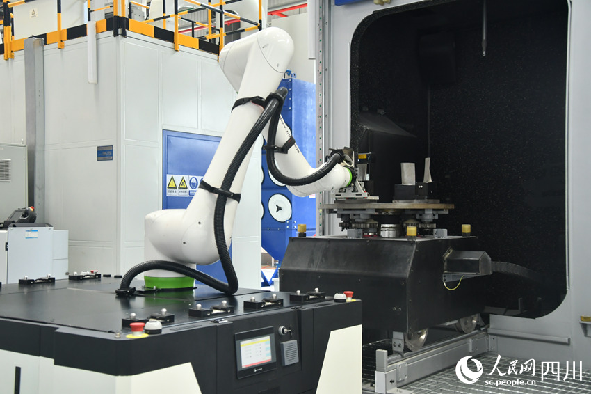 国内首个燃机智慧制造基地高温透平叶片喷涂数字化产线。人民网 赵祖乐摄